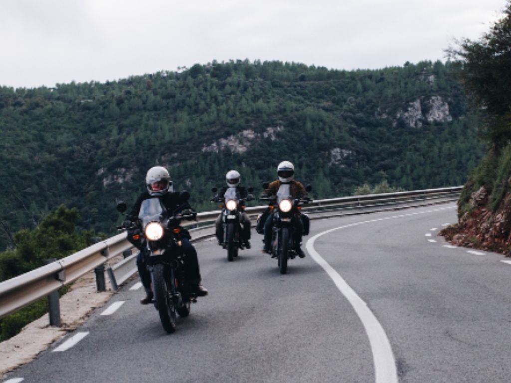 4 Aksesoris Wajib untuk Touring Motor agar Aman dan Nyaman di Perjalanan Jauh