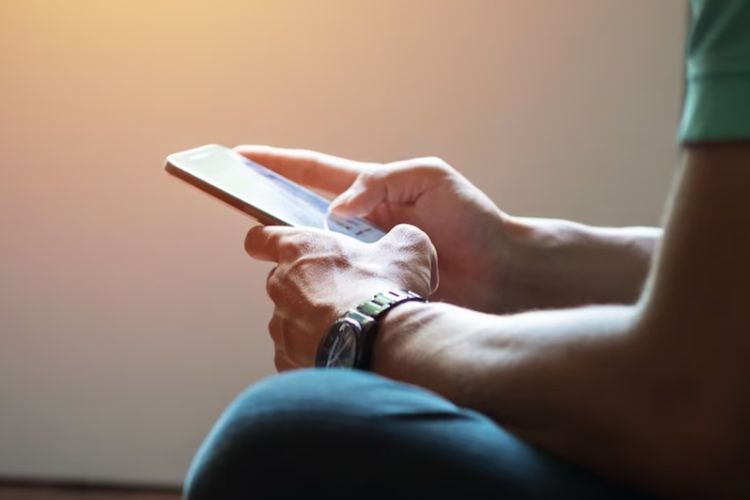 HP Pasangan Boleh Dicek? Ini Batas Privasi yang Sehat dalam Hubungan Era Digital