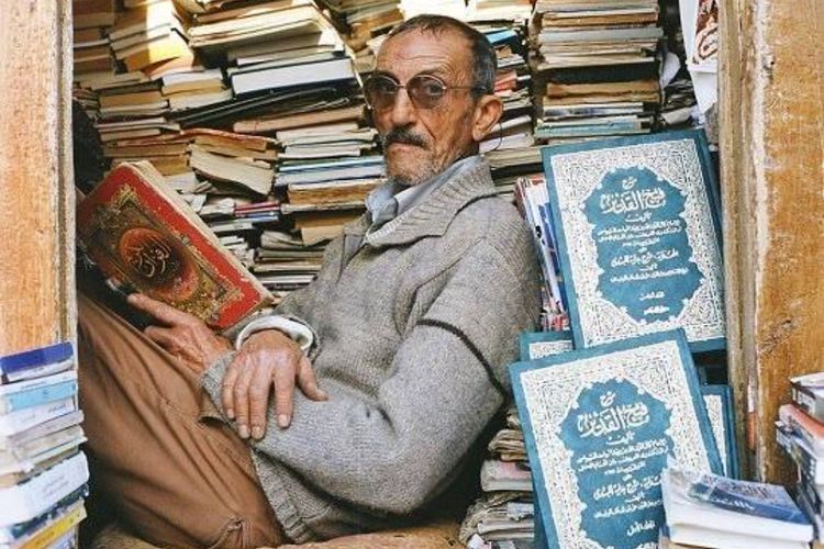 The Real Kutu Buku! Pria Ini Membaca 4.000 Buku Selama Hidupnya, Alasannya Balas Dendam