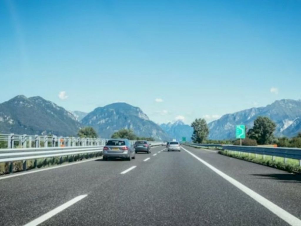 Jarang yang Paham, Ini Perbedaan Plang Hijau dan Biru di Tol yang Harus Kamu Ketahui!