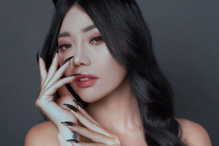 Seksi Terus! Intip Potret Wendy Walters Pakai Bra Korset, Netizen: Janda Semakin di Depan