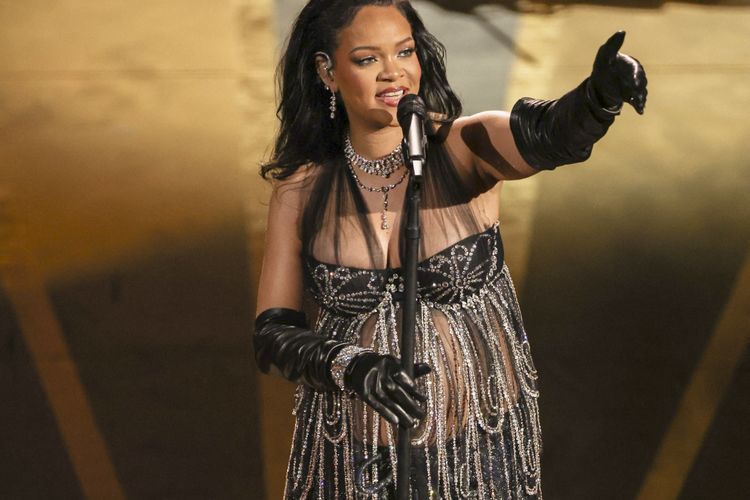 Potret Rihanna Nyanyikan 'Lift Me Up' di Oscar 2023 Jadi Sorotan, Bersinar bak Berlian