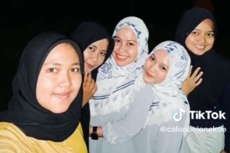 Seram! Ada Penampakan Pocong Merah di Belakang Cewek Ini, Gara-gara Foto Berlima?