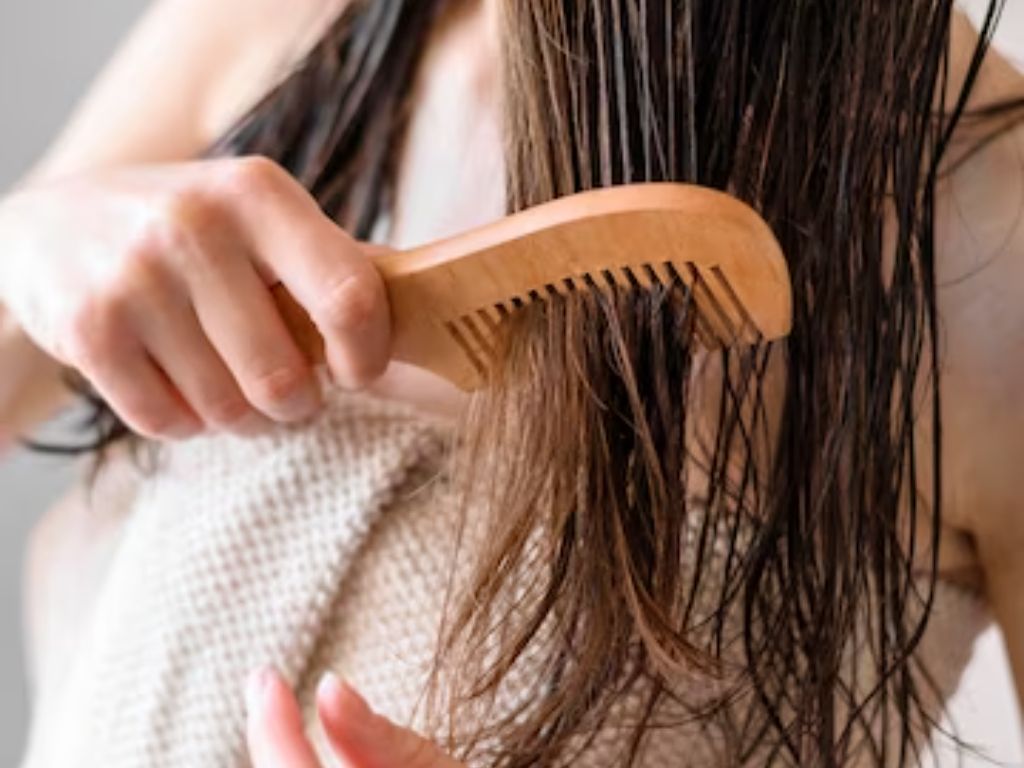 3 Manfaat Menyisir Rambut yang Jarang Diketahui, Gak Cuma Bikin Rapi!