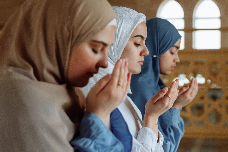 6 Keutamaan Sholat Tahajud yang Disebutkan di Alquran & Kerap Dikerjakan Rasulullah