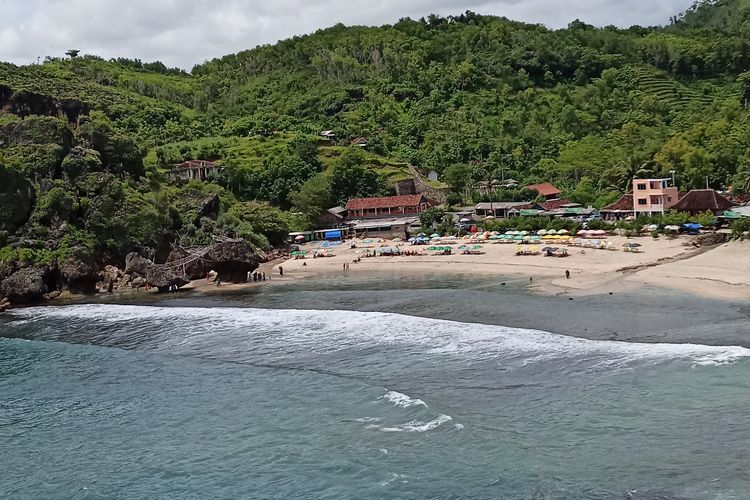 Pantai Siung, Tempat Berselancar Paling Asyik di Jogja Tawarkan Panorama yang Memukau
