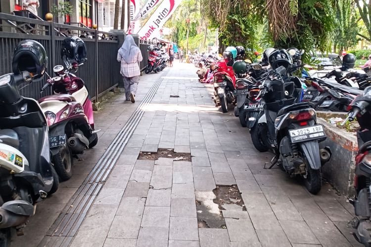 Parkir Liar di Jalan Veteran Malang telah Rebut Hak Pejalan Kaki 
