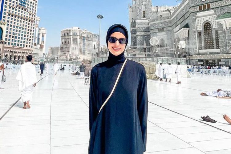 Potret Nia Ramadhani Umrah untuk Sang Ayah Berbusana Gamis, Disebut Mirip Lisa BLACKPINK