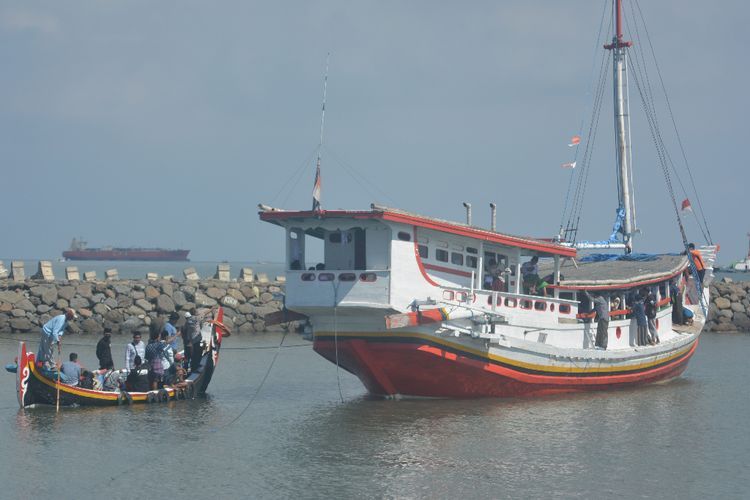 Kapal Pengangkut Kopra Karam di Dermaga Kuala Tungkal