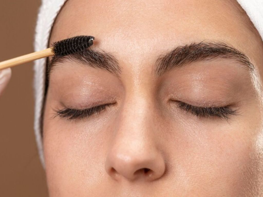 6 Bahan Rumahan untuk Lebatkan Alis Tipis, Solusi Alami Nih!