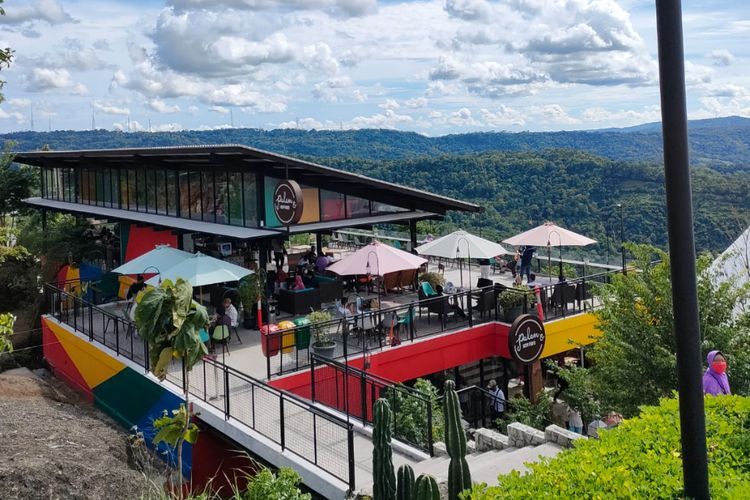 Nikmati Sensasi Makan Putu Mayang Khas Betawi dengan View Jogja dari Atas Bukit