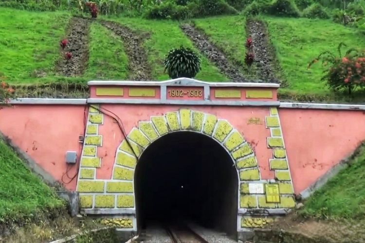Terowongan Sasaksaat: Kisah Misteri Di Balik Terowongan Kereta Api Terpanjang di Indonesia