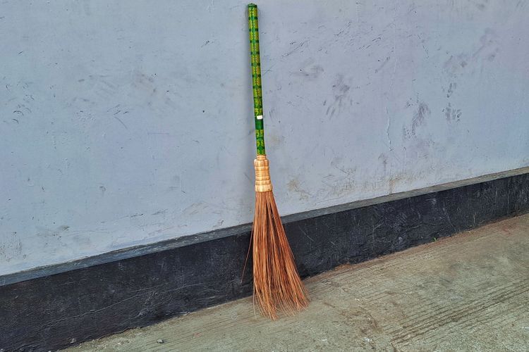 Sapu Lidi: Tolak Bala, Ritual Penyembuh Bayi dan Alat Penolak Hujan dalam Budaya Jawa