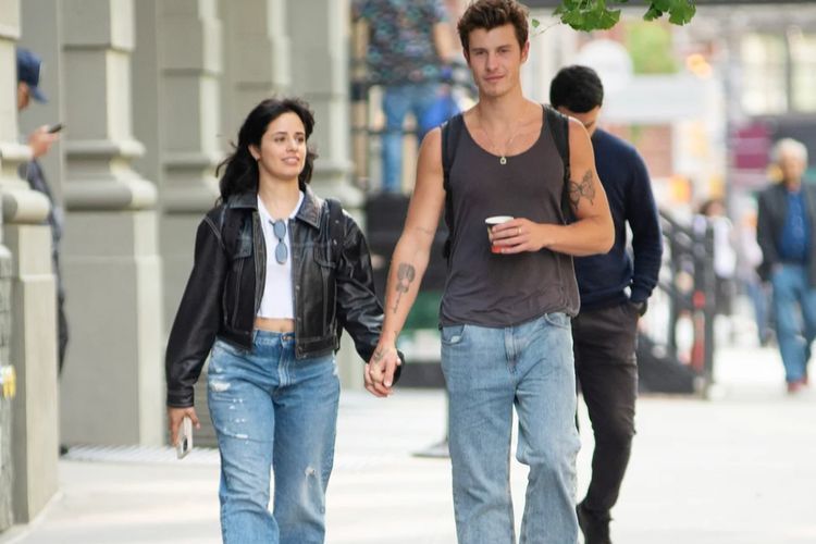 Shawn Mendes dan Camila Cabello Keciduk Gandengan Tangan di New York, Balikan Gak Sih?