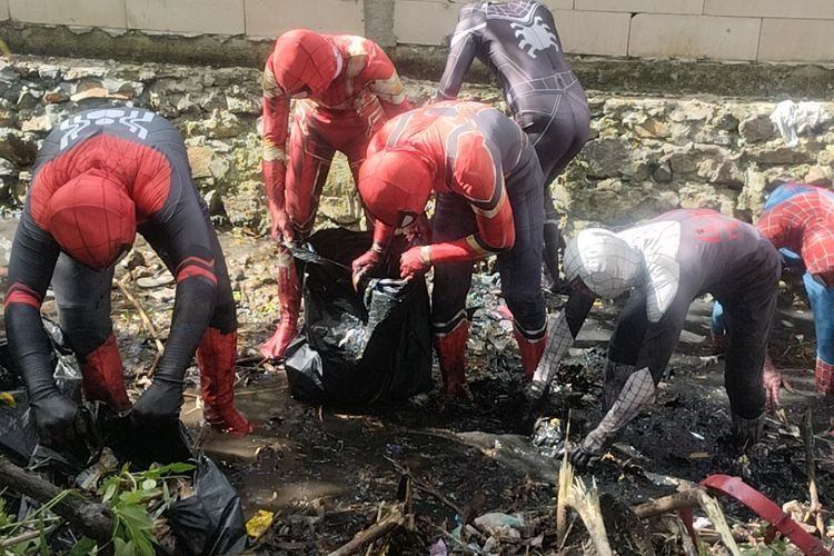 Keren di Parepare, Ada Spiderman yang Bersihkan Sungai Daerah Rawan Banjir