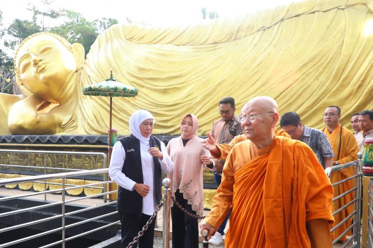 Peringati Hari Waisak, Gubernur Khofifah Kunjungi Patung ‘Buddha Tidur’