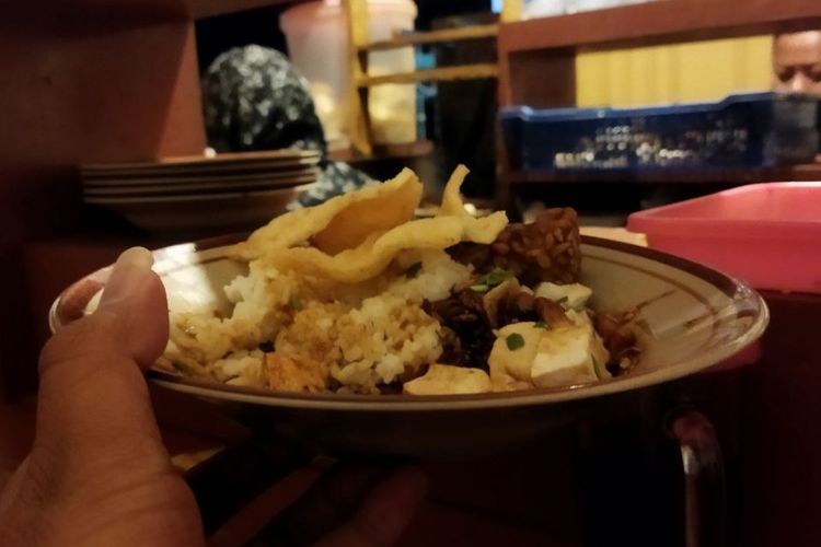 Berdiri Sejak 1972, Warung Tahu Lontong Bu Djuni Tulungagung Ini Gak Pernah Sepi