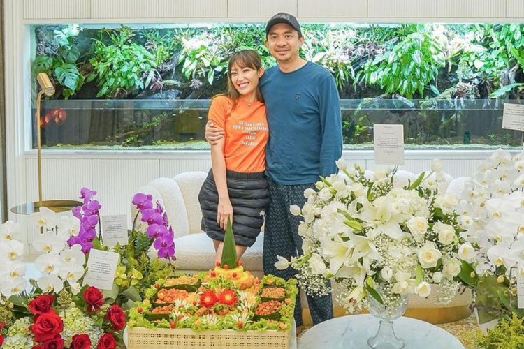 Ayu Dewi dan Regi Datau Mesra Rayakan Anniversary ke-11, Netizen Sentil Nasib Pelakor