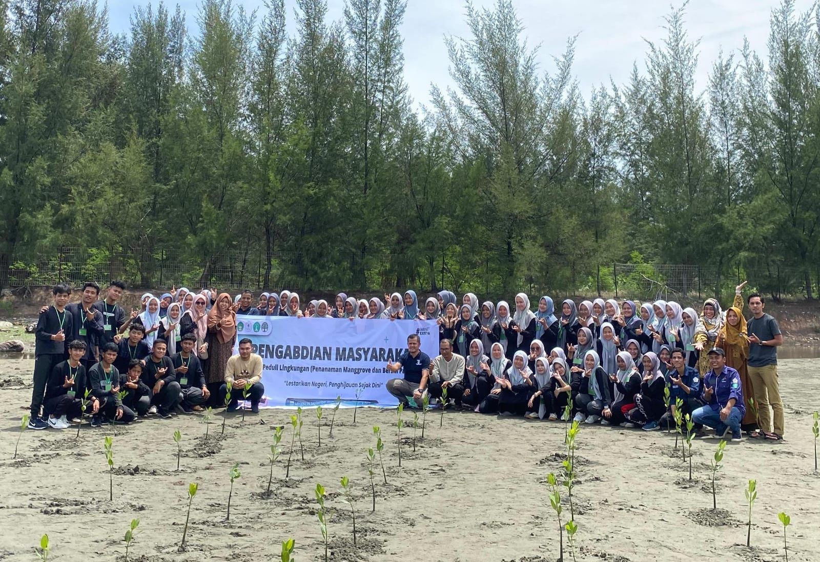 Mahasiswa Biologi FTK Uin Ar-Raniry Banda Aceh Kerjasama Dengan BPDAS Tanam Mangrove