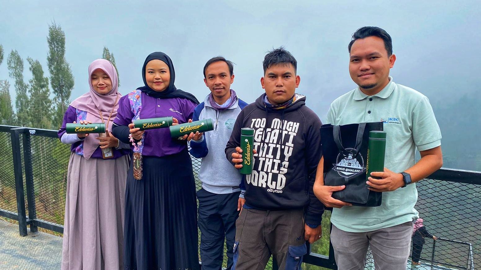 Dukung Branding Lokal! Dosen BINUS Malang Beri Bantuan Merchandise untuk Desa Wisata Edelweiss Pasuruan