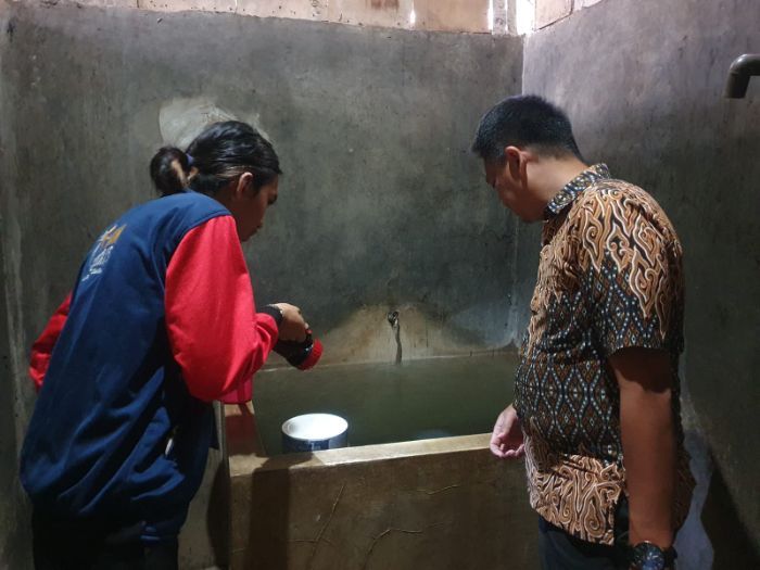 Kelompok 49 KKN UPGRIS Lakukan Pemberantasan Sarang Nyamuk di Dusun Bengkle, Kabupaten Semarang