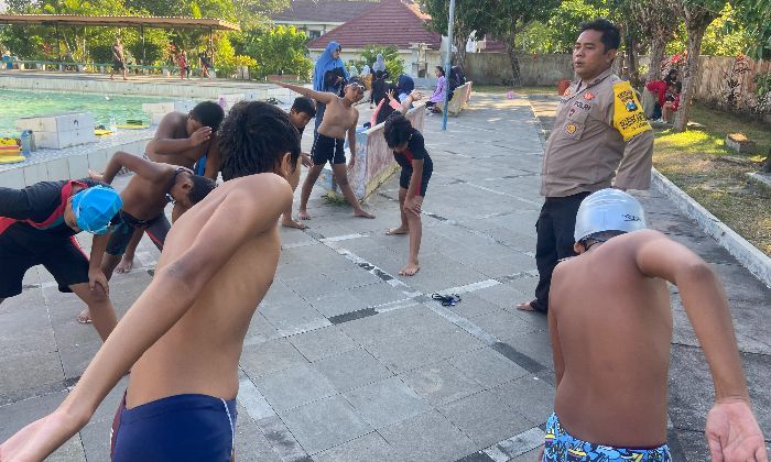 Cerita Aipda Ardyo Laksono, Polisi dari Ponorogo Ajari Renang Anak untuk Kurangi Gadget
