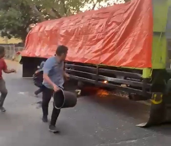 Aksi Heroik Iptu Suhardi, Kasat Intel Polres Sidrap Padamkan Kebakaran Truk di Poros Sidrap-Parepare