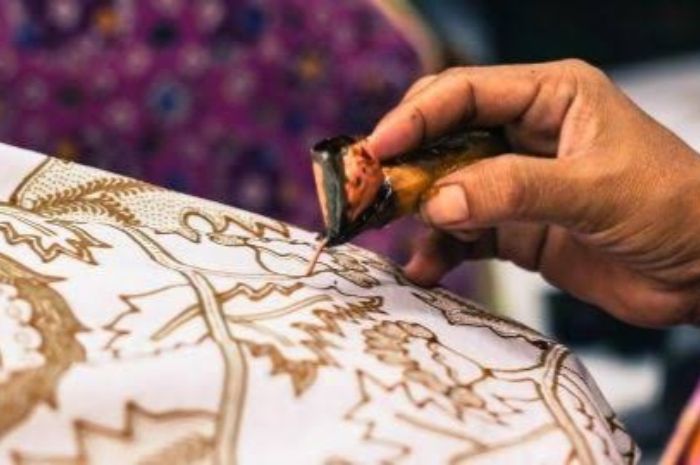 Hari Batik Nasional 2024 Mengususng Tema 'Bangga Berbatik', Ini Maknanya!
