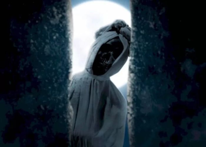 Viral Cowok Ketakutan Lihat Pocong Baris di Billboard pas Jemur Baju Malam Hari, Endingnya Bikin Emosi