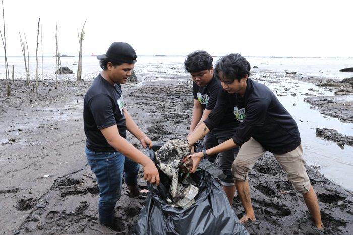 Civitas Ganjar Ajak Warga Bersih-Bersih Pantai, Jaga Kebersihan Lingkungan di Dumai Riau