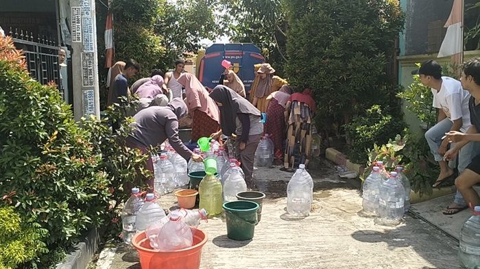 Kesulitan Air Bersih, Warga Bekasi Rela Antre dan Berebut Air dari Truk Tangki