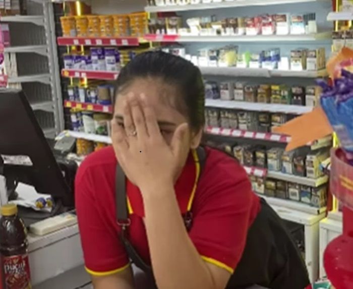 Viral Ibu-ibu Labrak Karyawan Minimarket karena Jual Produk Kadaluarsa