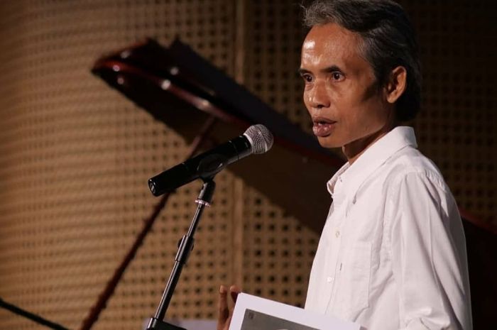 12 Puisi Karya Joko Pinurbo yang Terkenal, Singkat Romantis!