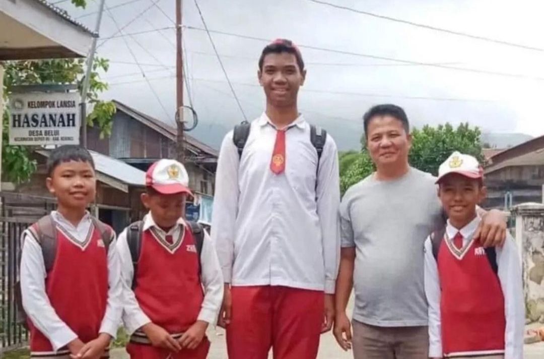 Viral di Medsos,  Bocah 6 SD Tinggi Badan 2 Meter, Cita-Cita Jadi TNI