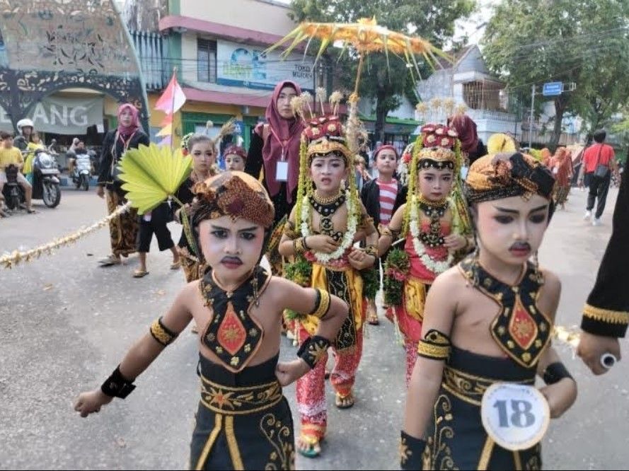 Puluhan Pengantin Cilik di Sumenep Berparade di Festival Tan-Pangantanan 2024