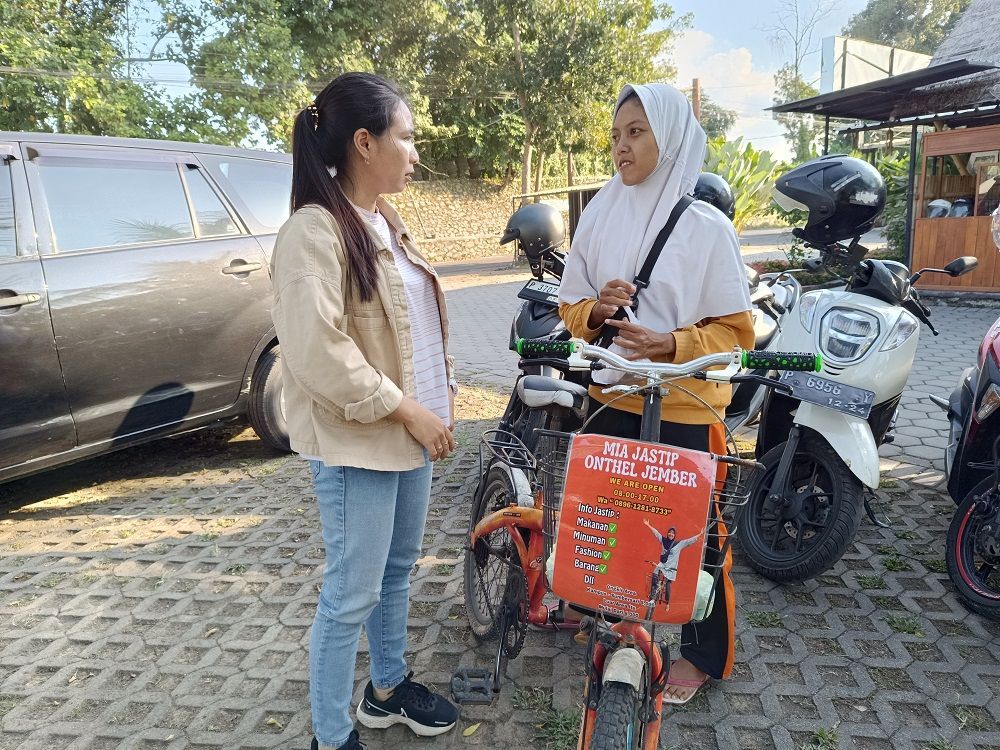 Kisah Perempuan Difabel jadi Kurir Bersepeda di Jember, Ongkir Rp 5 Ribu Sekali Kirim