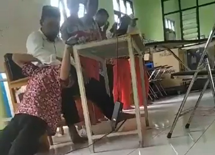 Kejam! Guru di SMKN 12 Tega Piting dan Cekik Siswanya Gegara Telat Masuk Jam Pelajaran