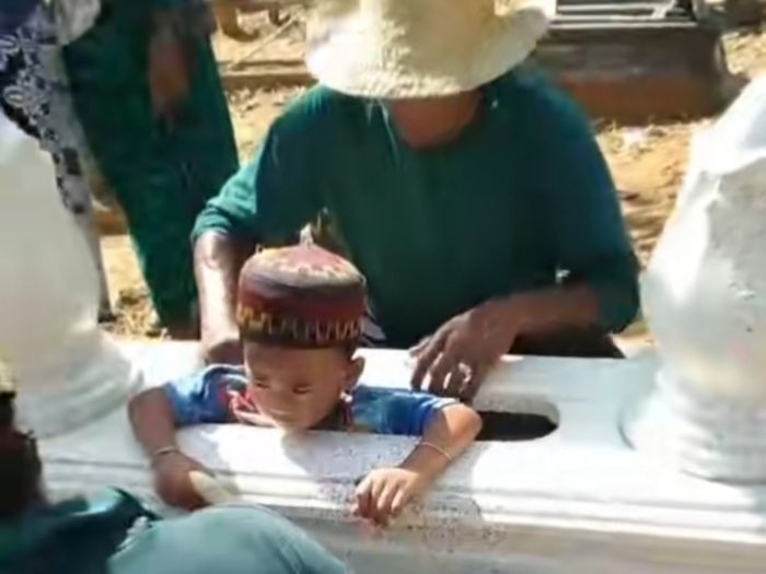 Viral! Bocah di Pamekasan Terjebak di Kijing Kuburan, Netizen pun Geleng-geleng Kepala