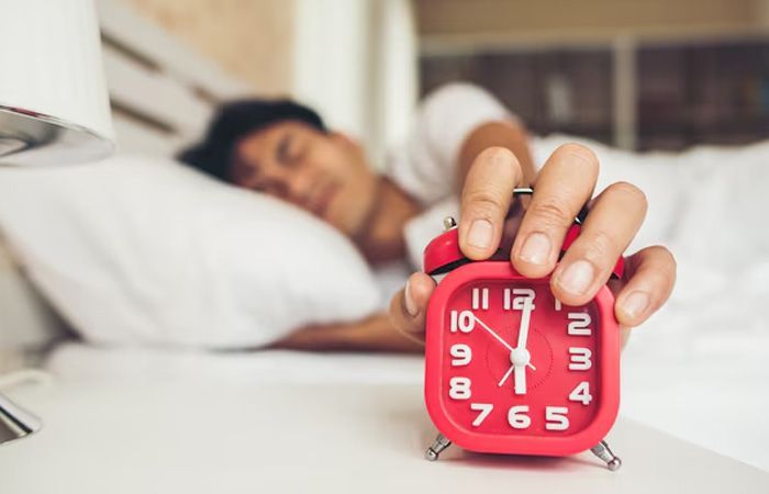 Sebelum Alarm Ditemukan 4 Hal Ini yang Digunakan Manusia untuk Bangun Pagi