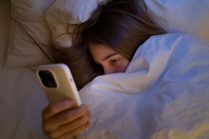 Kecanduan Scroll? Awas, Doomscrolling Bisa Menghancurkan Mental Anak Muda