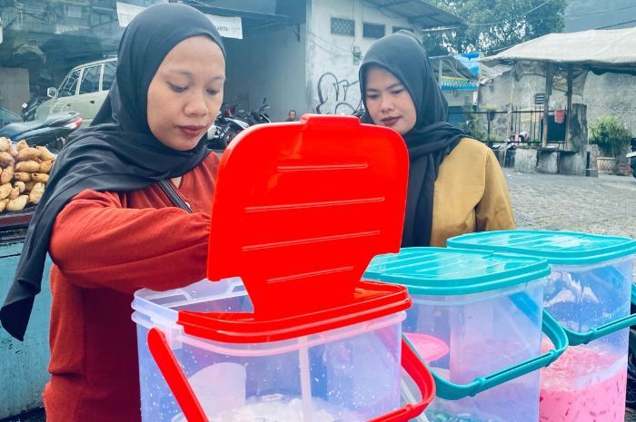 Peluang Cuan di Bulan Ramadhan, Ibu Rina dan Eka Sukses Jualan Minuman Manis yang Laris Manis