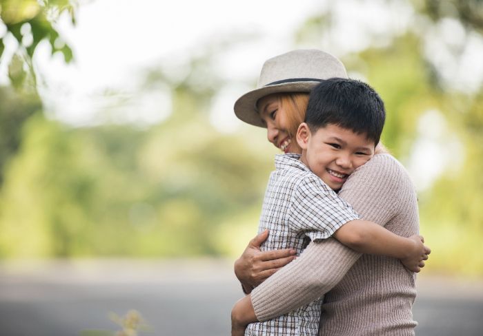 Studi: Pelukan Hari Ini Bisa Bikin Anak Kamu Jadi Orang Hebat Besok!