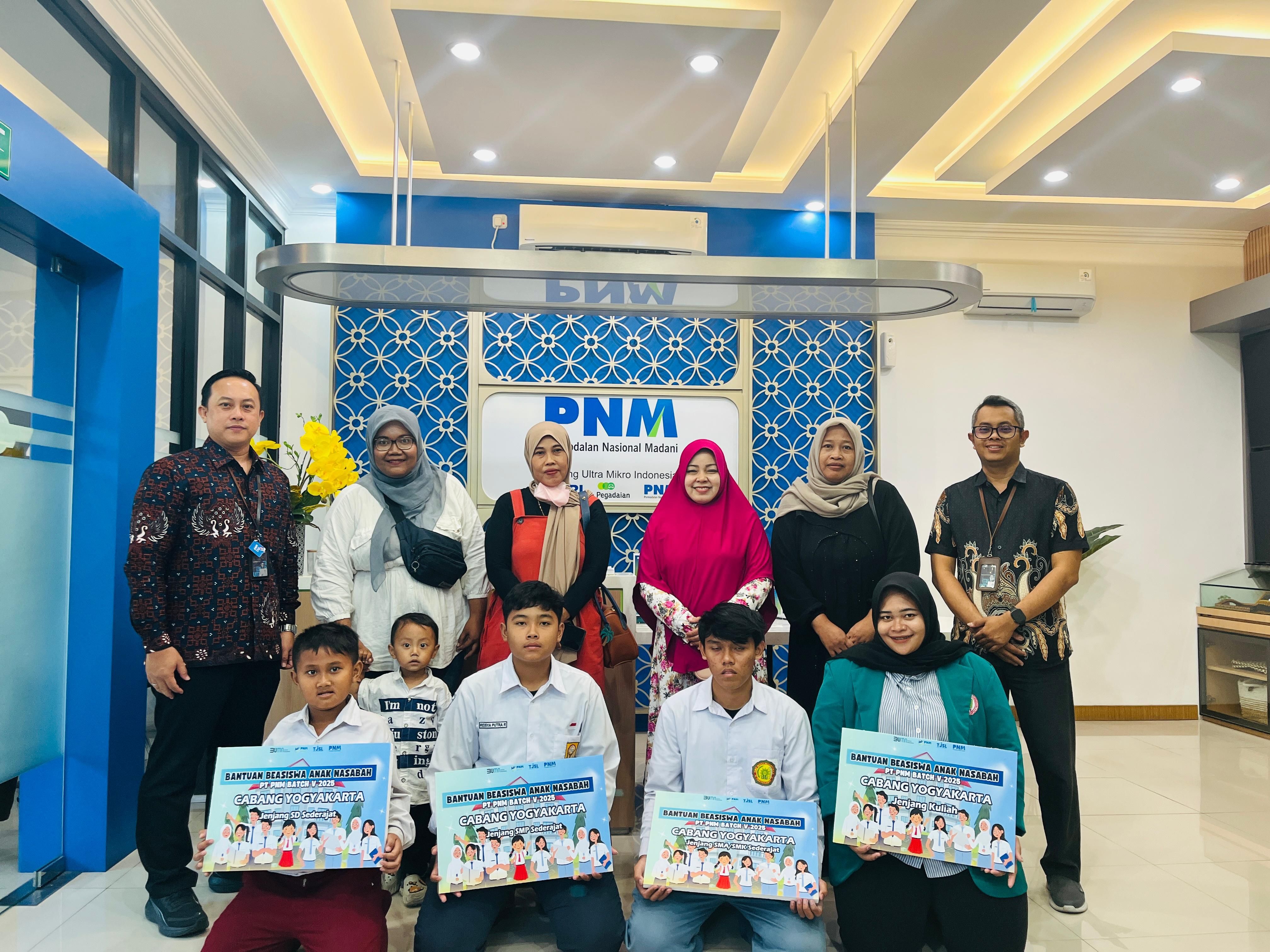 PNM Dorong Pengentasan Kemiskinan Antargenerasi Melalui Beasiswa Pendidikan Bagi Anak Nasabah