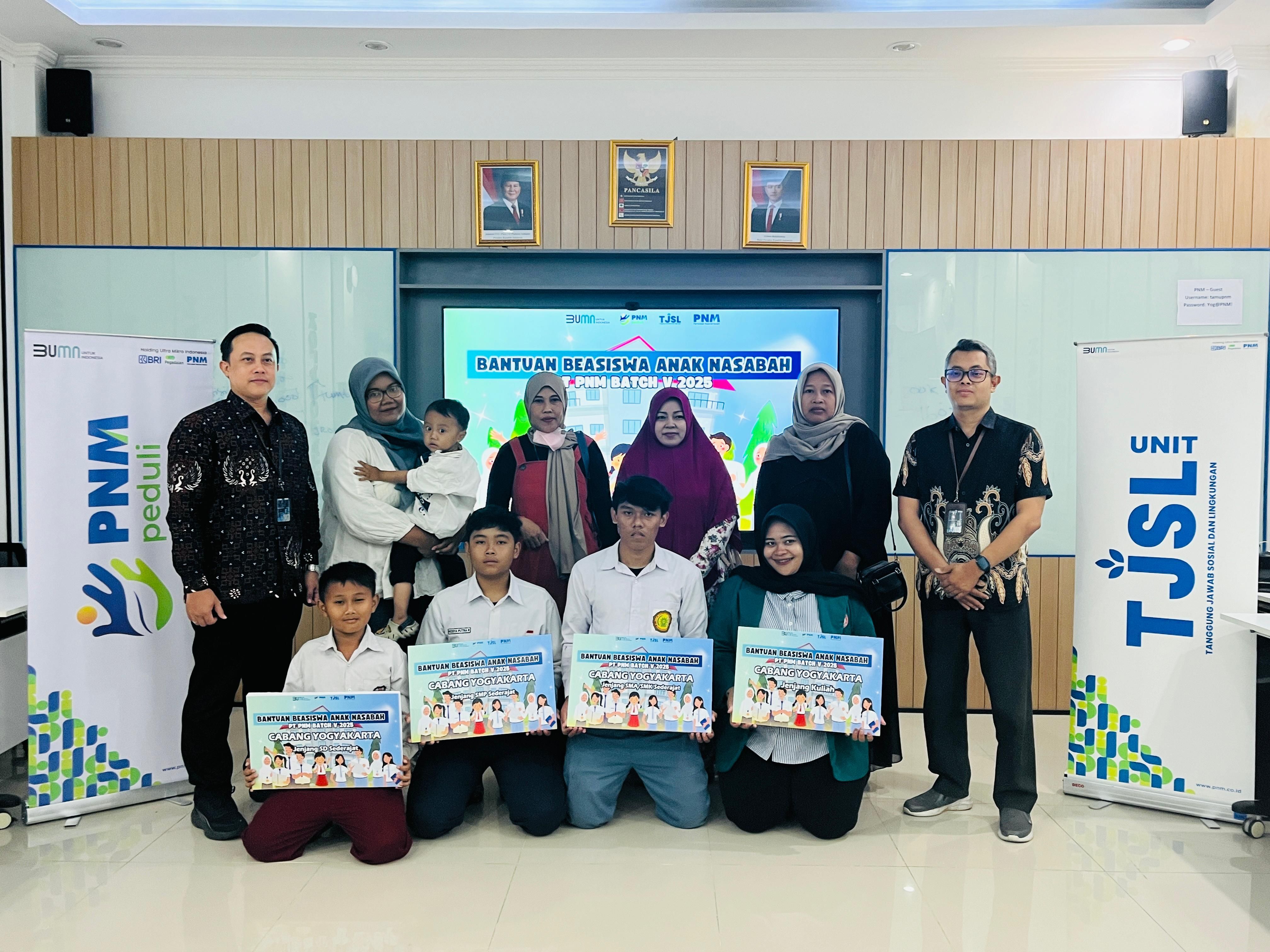 PNM Dorong Pengentasan Kemiskinan Antargenerasi Melalui Beasiswa Pendidikan Bagi Anak Nasabah