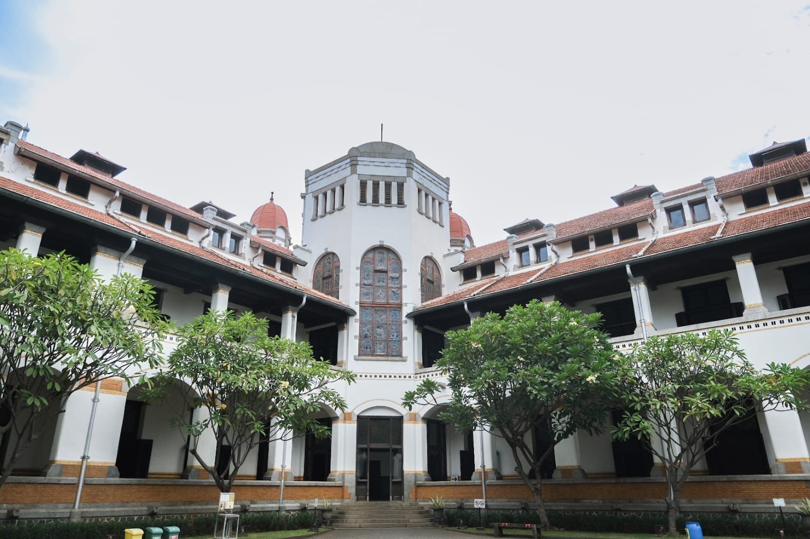Menguak Fakta Seribu Pintu: Jejak Sejarah Kelam Lawang Sewu hingga Mitos Mistisnya