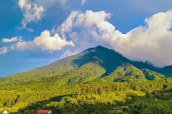 5 Kisah Misterius di Gunung Salak dari Adanya Kerajaan Gaib Hingga Harta Karun Belanda yang Raib