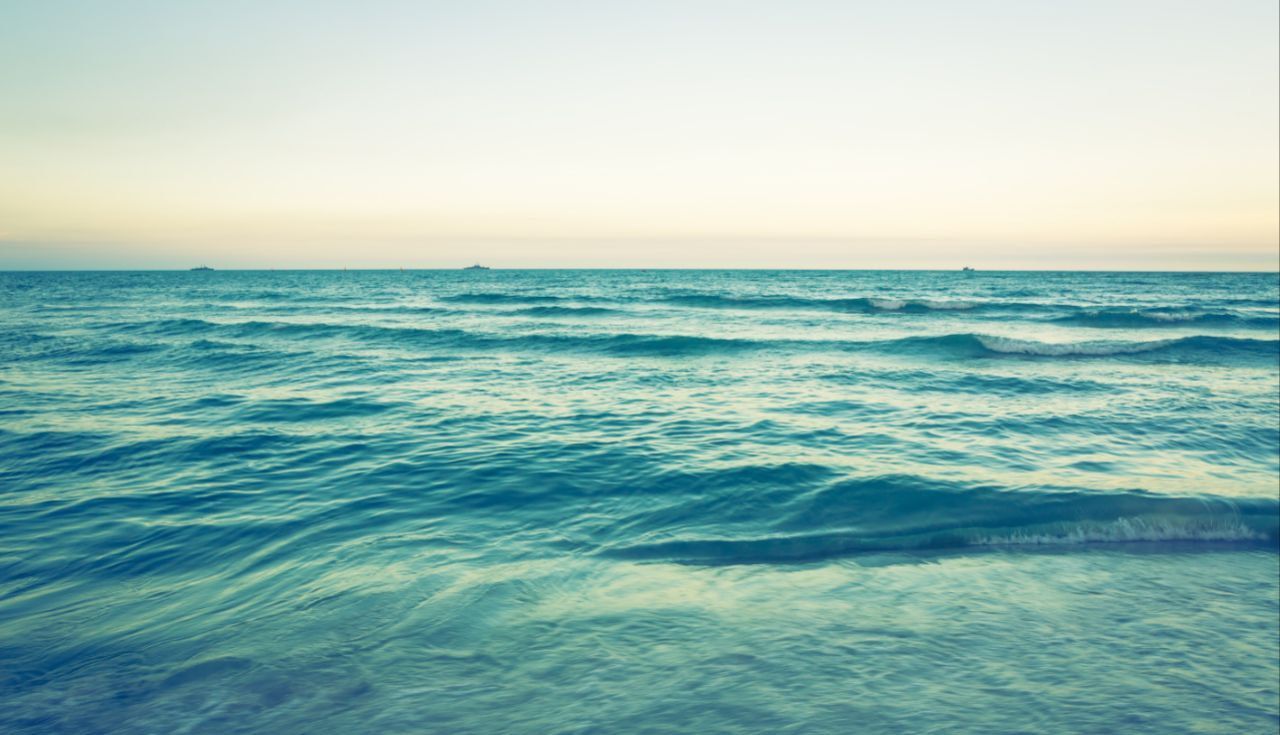 5 Arti Mimpi Berada di Tepi Air Laut, Melepas Rasa Sedih?