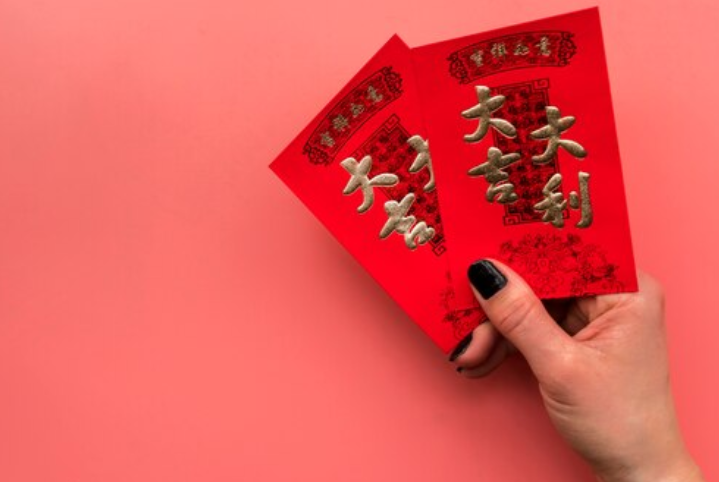 Tradisi Pemberian Angpau saat Imlek, Simbol Keberuntungan yang Bertahan Ribuan Tahun