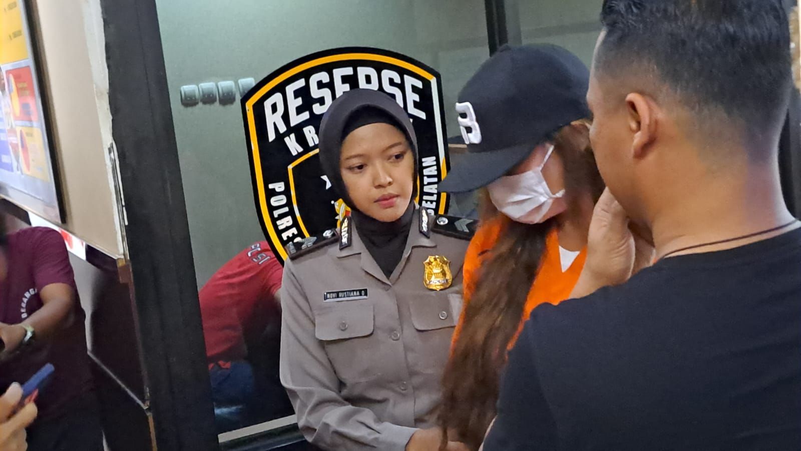 Sambil Menangis Karenina Anderson Minta Maaf Ditangkap Ngeganja