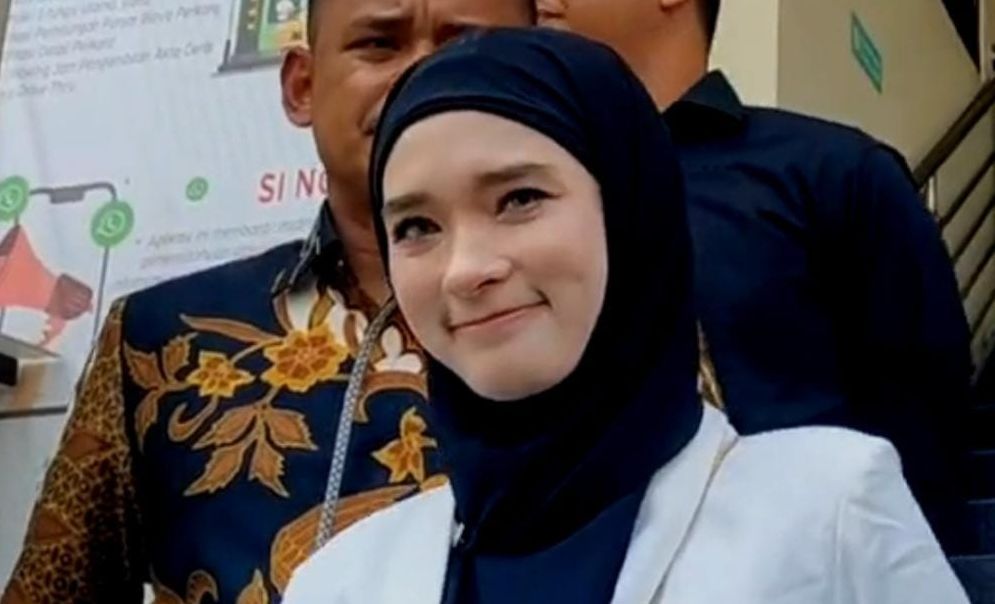 Jalani Sidang Perceraian Lanjutan, Ini yang Dilakukan Inara Rusli saat Bertemu Ibunda Virgoun di Persidangan